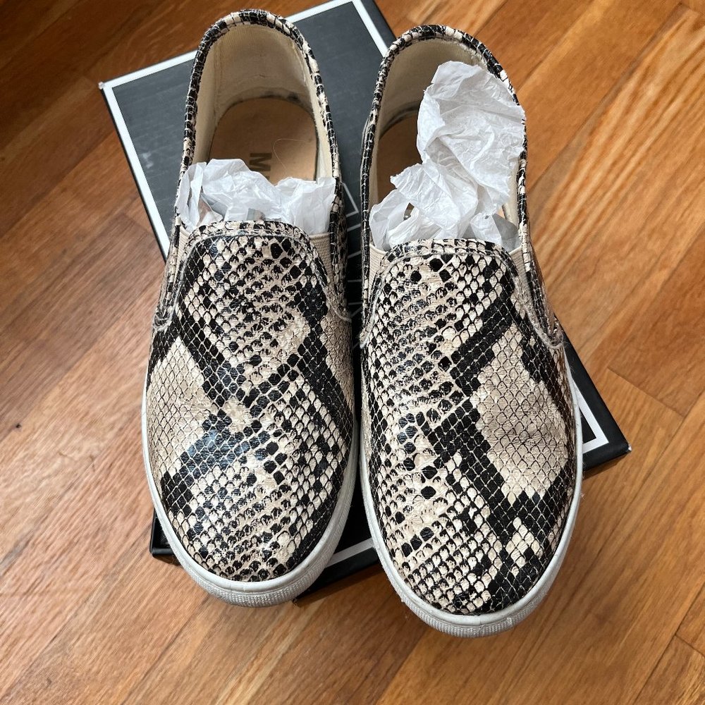 MIA- Snakeskin flats (8.5)